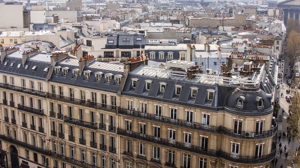 Parigi, Francia, il 25 marzo 2011. Una vista urbana da una terrazza panoramica della Galleria Lafayette. Tetti di Parigi — Foto Stock