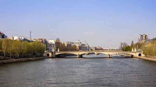 Paris, Frankrike, den 29 mars, 2011. Typiska stadslandskapet. Utsikt över Seine och dess vallar. — Stockfoto