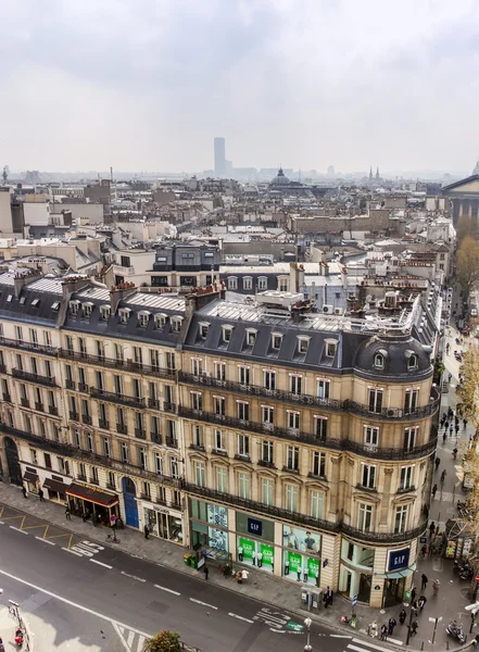 Paris, Frankrike, den 25 mars 2011. Typiska stadslandskapet. Utsikt över gatorna Paris våren på eftermiddagen — Stockfoto