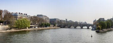 29 Mart 2011 tarihinde, Paris, Fransa. Tipik şehir manzarası. Seine, onun bentleri ve demirli gemiler görünümünü