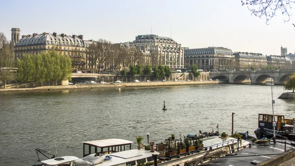 París, Francia, el 29 de marzo de 2011. Paisaje típico de la ciudad. Vista del Sena y sus terraplenes . — Foto de Stock