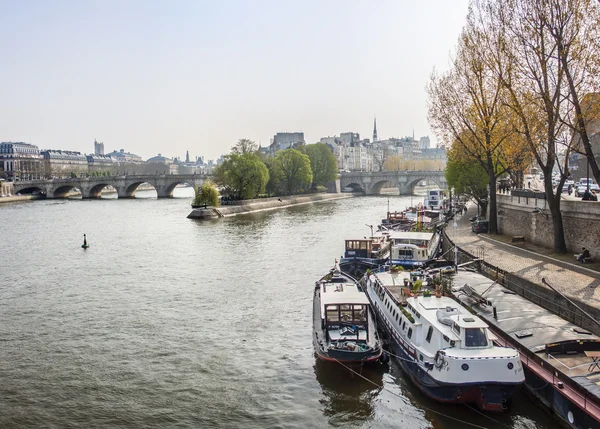 Paris, França, em 29 de março de 2011. Paisagem típica da cidade. Uma vista do Sena, seus aterros e os navios habitados ancorados . — Fotografia de Stock