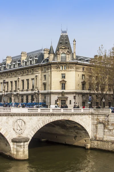 Paris, Frankrike, den 25 mars 2011. Typiska stadslandskapet. Utsikt över gatorna Paris våren på eftermiddagen — Stockfoto