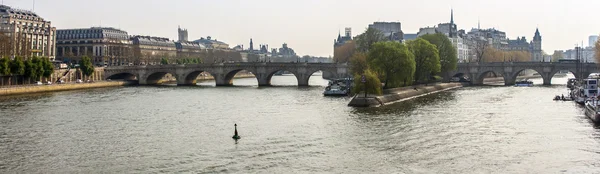 Paris, França, em 29 de março de 2011. Paisagem típica da cidade. Uma vista do Sena, seus aterros e os navios ancorados — Fotografia de Stock
