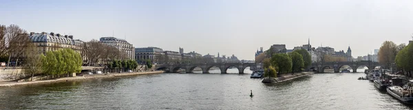 Paris, França, em 29 de março de 2011. Paisagem típica da cidade. Uma vista do Sena, seus aterros e os navios ancorados — Fotografia de Stock