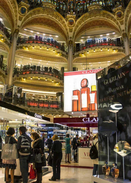 Paris, Frankrike, den 26 mars 2011. Insidan av de viktigaste handelsplats av flagman Galleri butik Lafayette. — Stockfoto