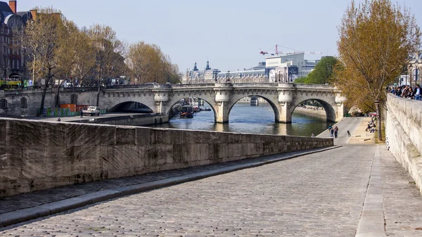 Paris, France, le 29 mars 2011. Paysage typique de la ville. Une vue sur la Seine, ses remblais et les bateaux amarrés — Photo