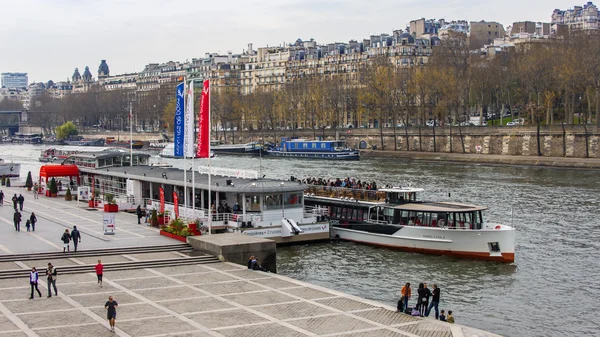Parijs, Frankrijk, op 29 maart 2011. Typische stad landschap. Een weergave van de Seine, de taluds en de aangemeerde schepen — Stockfoto