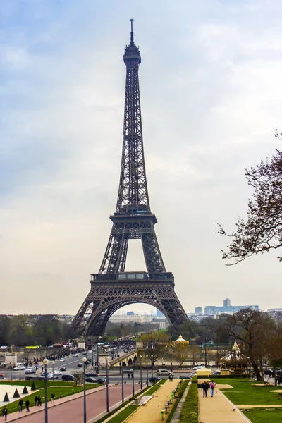 Paříž, Francie, 27 březen 2011. Město krajina s Eiffelovkou. Eiffelova věž - jeden z nejznámějších památek Paříže — Stock fotografie