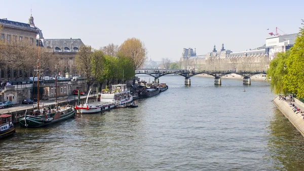 Parigi, Francia, il 29 marzo 2011. Tipico paesaggio cittadino. Veduta della Senna e dei suoi argini — Foto Stock