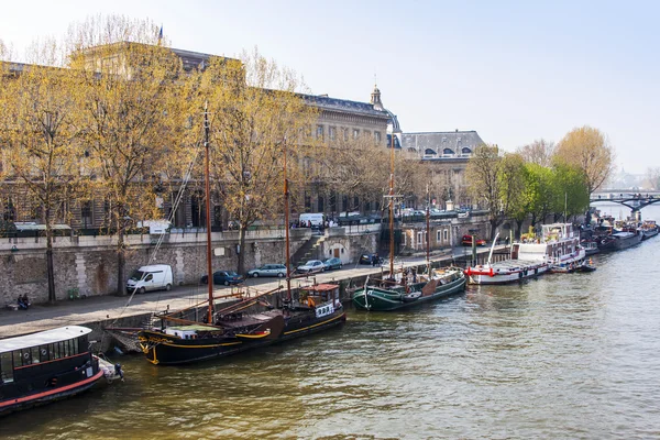 París, Francia, el 29 de marzo de 2011. Paisaje típico de la ciudad. Una vista del Sena, y sus terraplenes — Foto de Stock