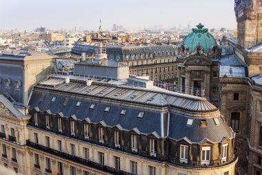 25 Mart 2011 tarihinde, Paris, Fransa. Kentsel bir görünüm Galeri Lafayette bir anket Teras. Paris çatılar