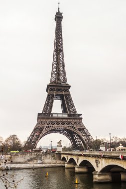 27 Mart 2011 tarihinde, Paris, Fransa. Şehir manzarası Eyfel Kulesi. Eyfel Kulesi - Paris en tanınan manzaraları