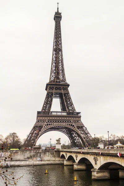 Париж, Франция, 27 марта 2011 года. Пейзаж города с Эйфелевой башней. Эйфелева башня - одна из самых узнаваемых достопримечательностей Парижа — стоковое фото