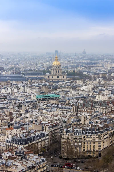 Paris, France, on March 27, 2011. A view of the city from the Eiffel Tower in the early foggy morning — Stock Photo, Image