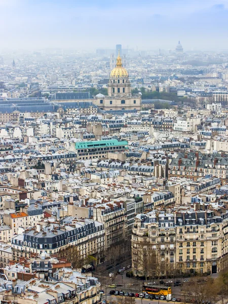 Parijs, Frankrijk, op 27 maart 2011. Een uitzicht op de stad vanaf de Eiffeltoren in de vroege mistige ochtend — Stockfoto