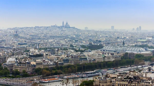 Paris, France, on March 27, 2011. A view of the city from the Eiffel Tower in the early foggy morning — Stock Photo, Image