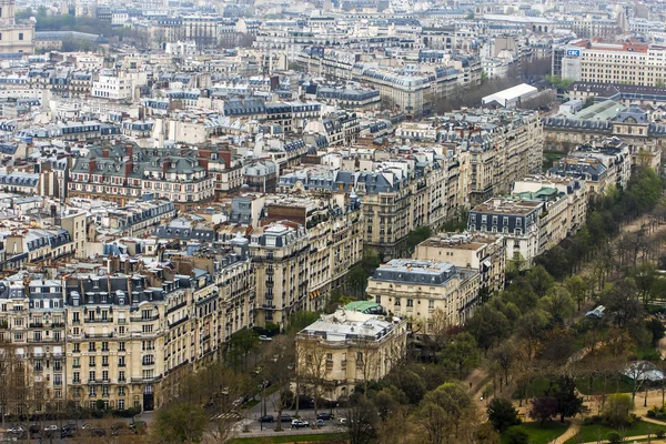 Paris, Frankreich, am 27. März 2011. Eine Stadtlandschaft aus der Höhe des Vogelfluges. Blick von einer Vermessungsplattform auf den Eiffelturm — Stockfoto