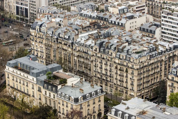 Parijs, Frankrijk, op 27 maart 2011. Een stad landschap van hoogte van de vogelvlucht. Een weergave van een enquête platform op de Eiffeltoren — Stockfoto