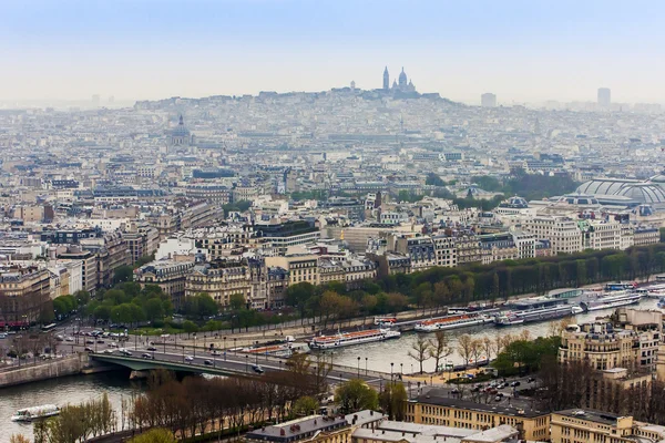 27 Mart 2011 tarihinde, Paris, Fransa. Eyfel Kulesi bir anket platformu üzerinden bir görünüm — Stok fotoğraf