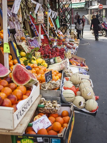 Paris, France, on March 26, 2011. A show-window of greengrocery on the street — Stock Photo, Image