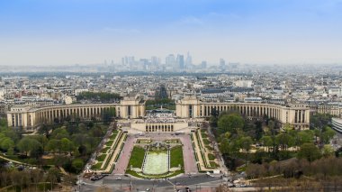 27 Mart 2011 tarihinde, Paris, Fransa. Eyfel Kulesi bir mimari ve park kompleksi Trokadero ve Shayo'nın Sarayı'nın bir anket platformu üzerinden bir görünüm