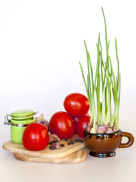 Ripe red tomatoes garlic and sprouts of garlic for salad cooking — Stock Photo, Image