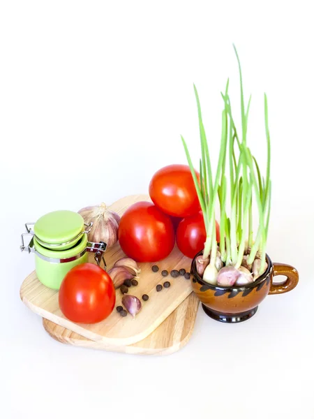 Rijpe rode tomaten knoflook en spruiten van knoflook voor salade koken — Stockfoto