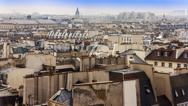 Parijs, Frankrijk, op 27 maart 2011. Een uitzicht op de daken van de stad van enquête galerij van het Centre Georges Pompidou — Stockfoto