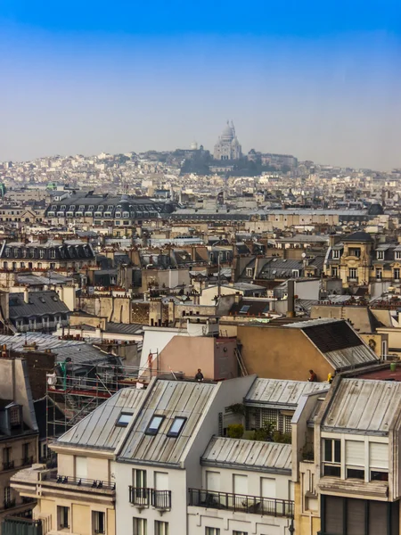 Paris, Frankrike, mars 27, 2011. Utsikt över stadens tak från undersökningen galleri med Centre Georges Pompidou — Stockfoto