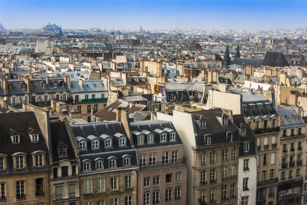 Paris, França, em 27 de março de 2011. Uma vista dos telhados da cidade a partir da galeria de pesquisa do centro Georges Pompidou — Fotografia de Stock