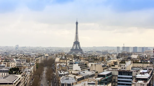 Paris, França, em 27 de março de 2011. Uma paisagem da cidade com a Torre Eiffel. Vista do Arco Triunfal. A Torre Eiffel - um dos pontos turísticos mais reconhecidos de Paris — Fotografia de Stock