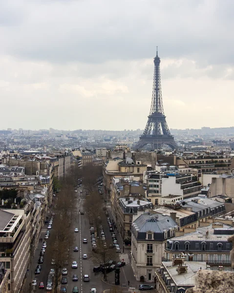 Parijs, Frankrijk, op 27 maart 2011. Een stad landschap met de Eiffeltoren. Uitzicht vanaf de triomfboog. De Eiffeltoren - een van de meest herkenbare bezienswaardigheden van Parijs — Stockfoto