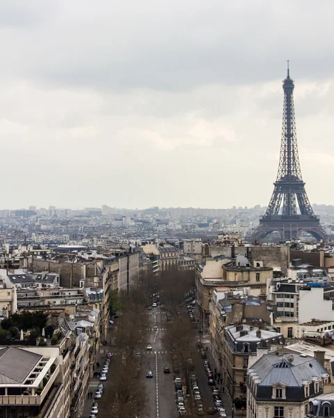 Parijs, Frankrijk, op 27 maart 2011. Een stad landschap met de Eiffeltoren. Uitzicht vanaf de triomfboog. De Eiffeltoren - een van de meest herkenbare bezienswaardigheden van Parijs — Stockfoto