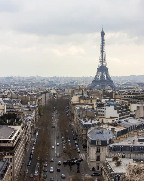 Paříž, Francie, 27 březen 2011. Město krajina s Eiffelovkou. Pohled z vítězný oblouk. Eiffelova věž - jeden z nejznámějších památek Paříže — Stock fotografie