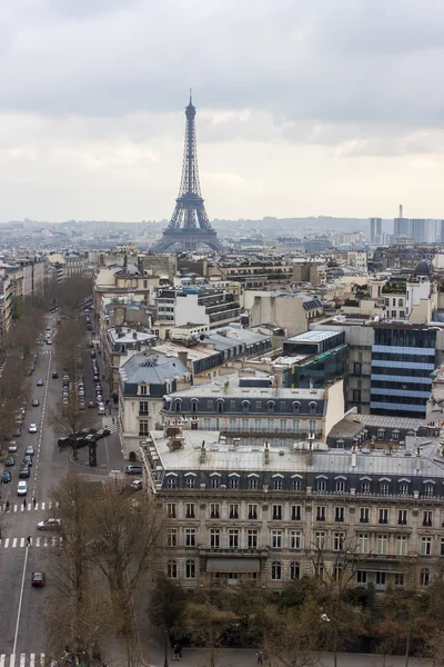 Paris, França, em 27 de março de 2011. Uma paisagem da cidade com a Torre Eiffel. Vista do Arco Triunfal. A Torre Eiffel - um dos pontos turísticos mais reconhecidos de Paris — Fotografia de Stock