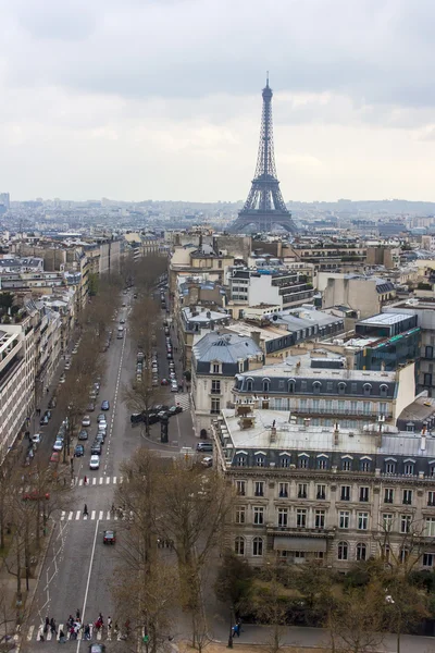 Paris, France, on March 27, 2011. A city landscape with the Eiffel Tower. View from the Triumphal Arch. The Eiffel Tower - one of the most recognizable sights of Paris — Stock Photo, Image