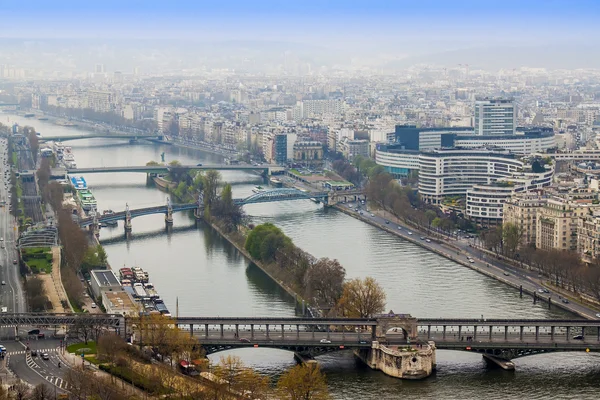 Paris, Frankrike, mars 27, 2011. En vy från en undersökning plattform på Eiffeltornet till Seine och dess vallar och broar — Stockfoto