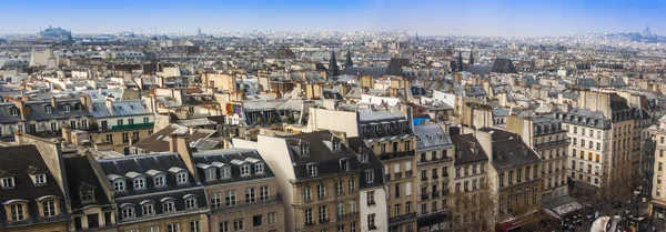 27 Mart 2011 tarihinde, Paris, Fransa. Anket Galeri şehirden bir görünümünü Centre Georges Pompidou çatıda — Stok fotoğraf