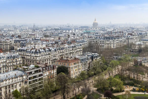 Paris, Frankrike, mars 27, 2011. En vy från en undersökning plattform på Eiffeltornet — Stockfoto