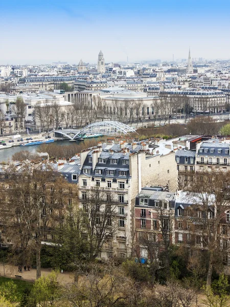 París, Francia, 27 de marzo de 2011. Una vista desde una plataforma de levantamiento en la Torre Eiffel —  Fotos de Stock