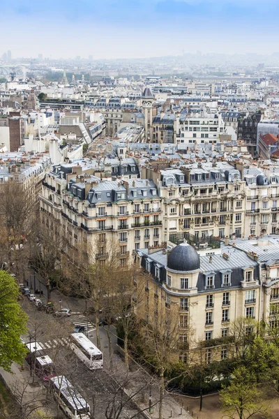 Paris, Frankrike, mars 27, 2011. En vy från en undersökning plattform på Eiffeltornet — Stockfoto