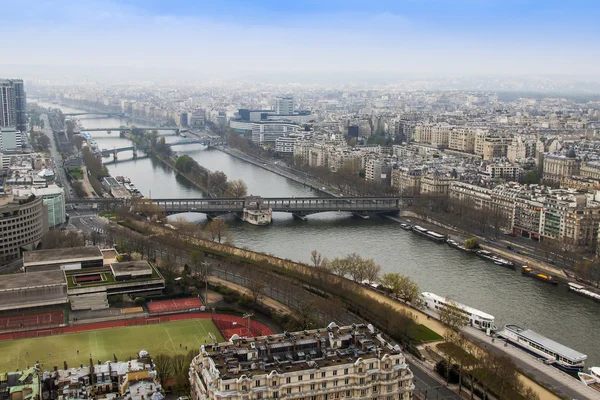 Paris, Frankreich, am 27. März 2011. Blick von einer Vermessungsplattform auf den Eiffelturm auf seine und seine Böschungen und Brücken — Stockfoto