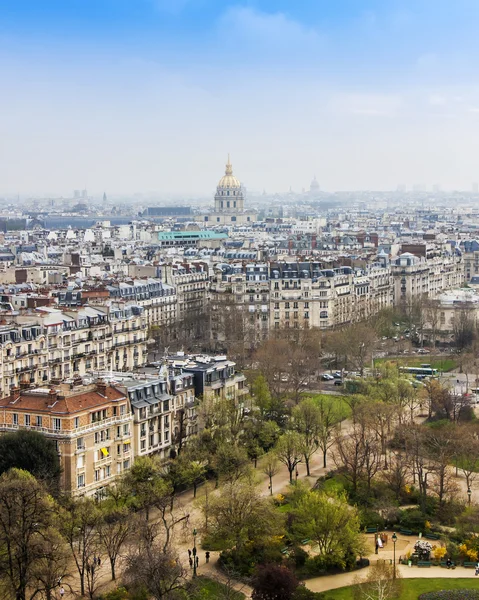 27 Mart 2011 tarihinde, Paris, Fransa. Eyfel Kulesi bir anket platformu üzerinden bir görünüm — Stok fotoğraf