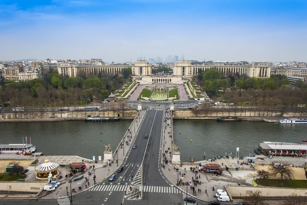 Paris, Frankreich, am 27. März 2011. Blick von einer Vermessungsplattform auf den Eiffelturm auf einen architektonischen und parkähnlichen Komplex aus Trokadero und Shayos Palast — Stockfoto