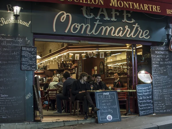 Paris, França, em 26 de março de 2011. Turistas caminham na rua da noite em Montmartre — Fotografia de Stock