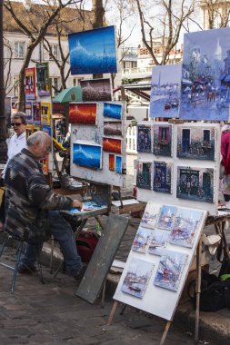 26 Mart 2011 tarihinde, Paris, Fransa. Şehir manzarası. Montmartre sabahı. Tertr meydanında sanatçılar.