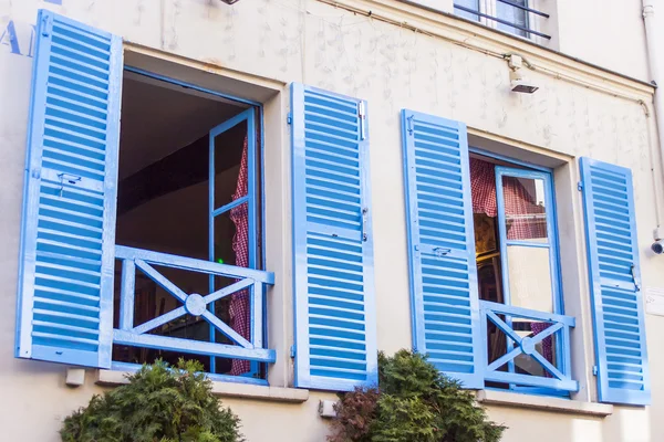 26 Mart 2011 tarihinde, Paris, Fransa. Şehir manzarası. Montmartre sabahı. Windows bir evin tipik kayıt — Stok fotoğraf