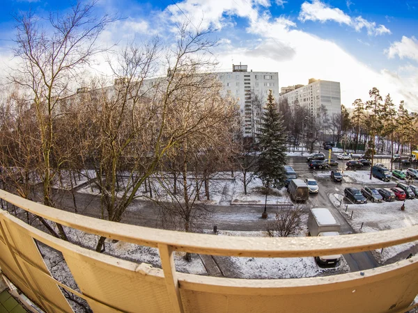 Pushkino, Rusia, el 3 de enero de 2015. Una vista de la ciudad desde una ventana de la casa. Deshielo en invierno —  Fotos de Stock