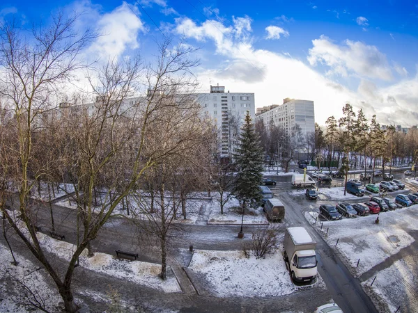 Pushkino, Rusland, op 3 januari 2015. Uitzicht op de stad vanuit een huisraam. Ontdooien in de winter — Stockfoto